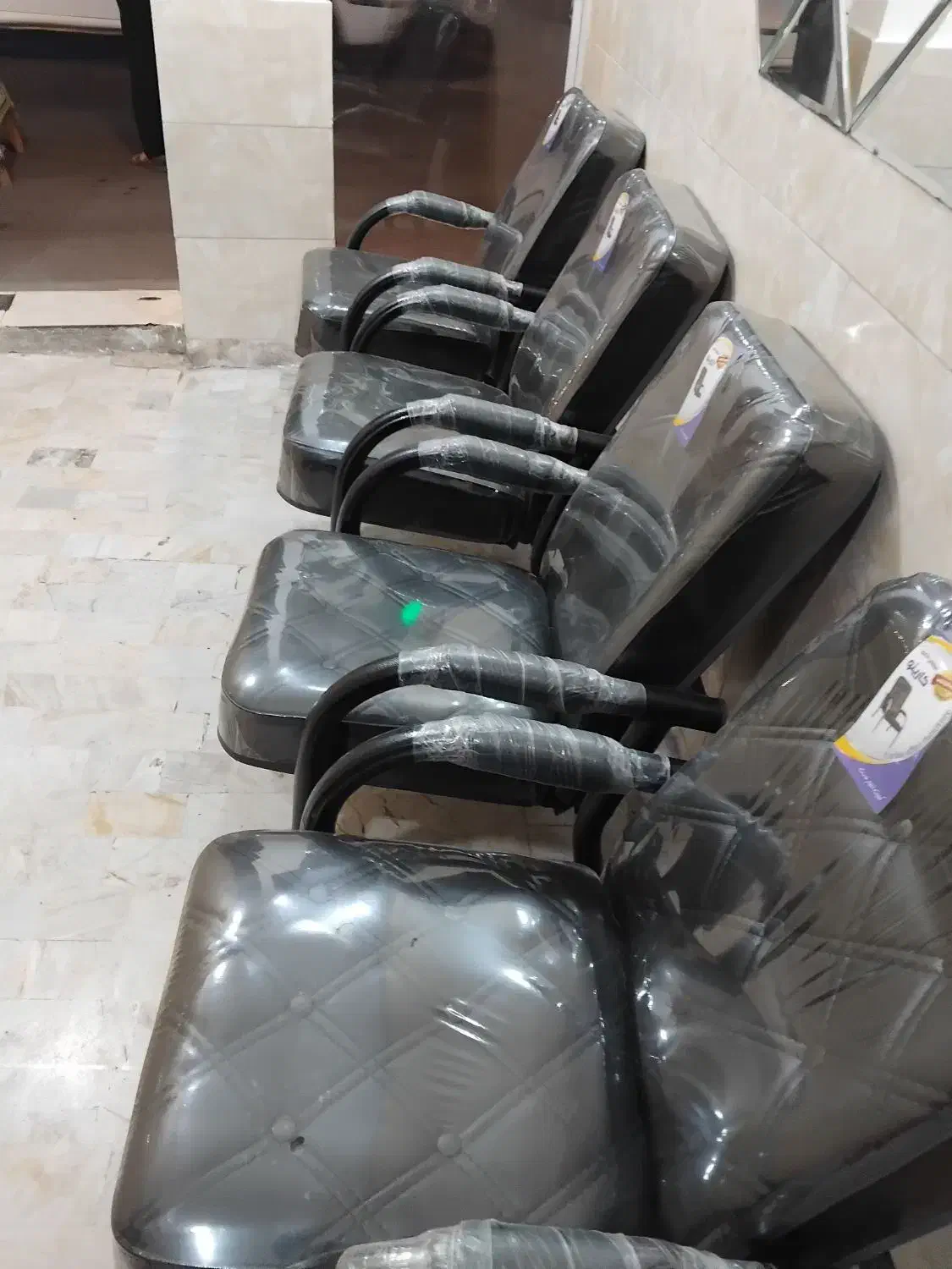 چهار عدد صندلی انتظار|دفتر کار|رشت, کوی طالقانی|دیوار