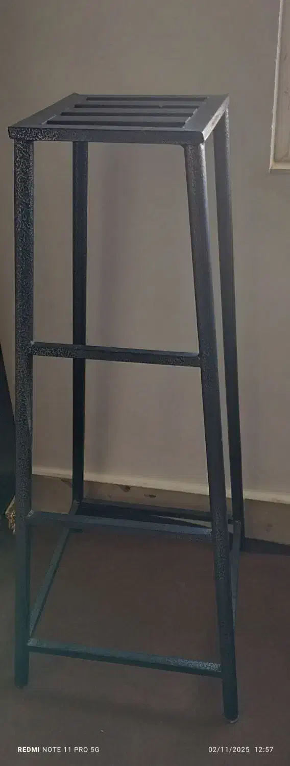 چهارپایه آهنی|صندلی و نیمکت|الیگودرز, |دیوار