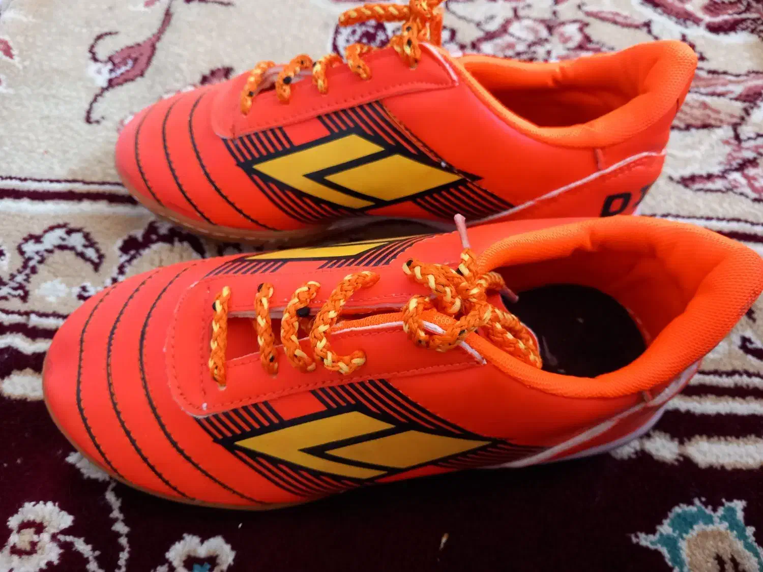 کفش فوتبالی سایز ۳۴با جوراب و ساق بند|کفش و لباس بچه|کرمانشاه, |دیوار