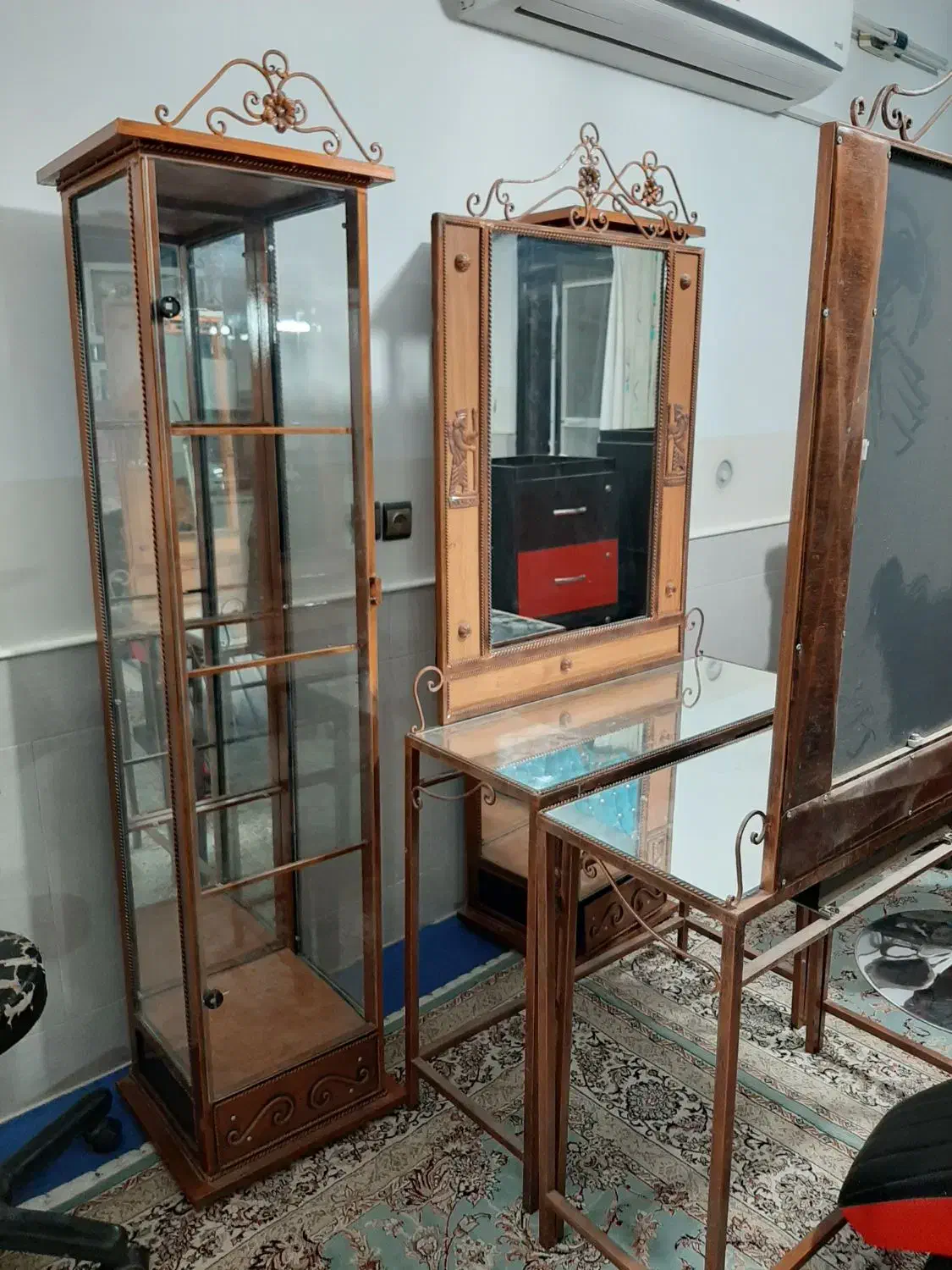 ۲ عدد میز ارایش ۲ عدد ویترین فرفورژه|بوفه، ویترین، کنسول|آران و بیدگل, |دیوار