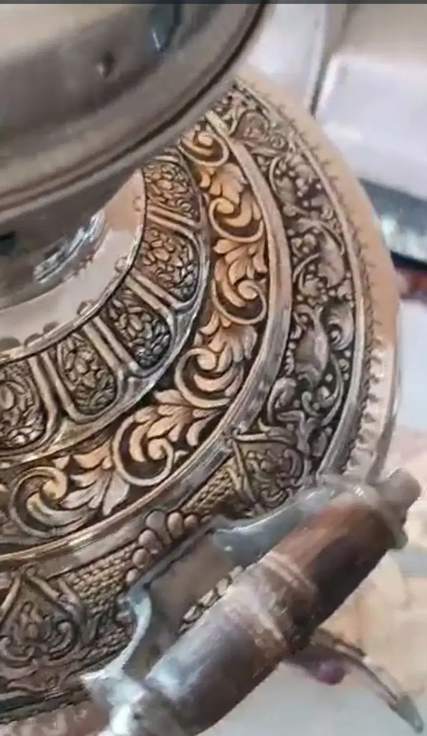 سماور بزرگ برنجی قلمزنی|صنایع دستی و سایر لوازم تزئینی|خمینی‌شهر, |دیوار