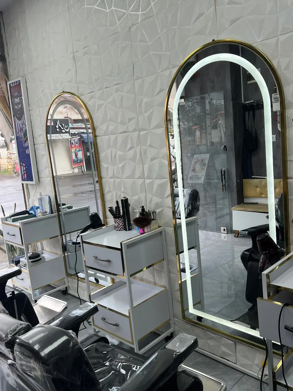 دکور ارایشگاه مردانه|آرایشگاه و سالن‌های زیبایی|رشت, حمیدیان|دیوار