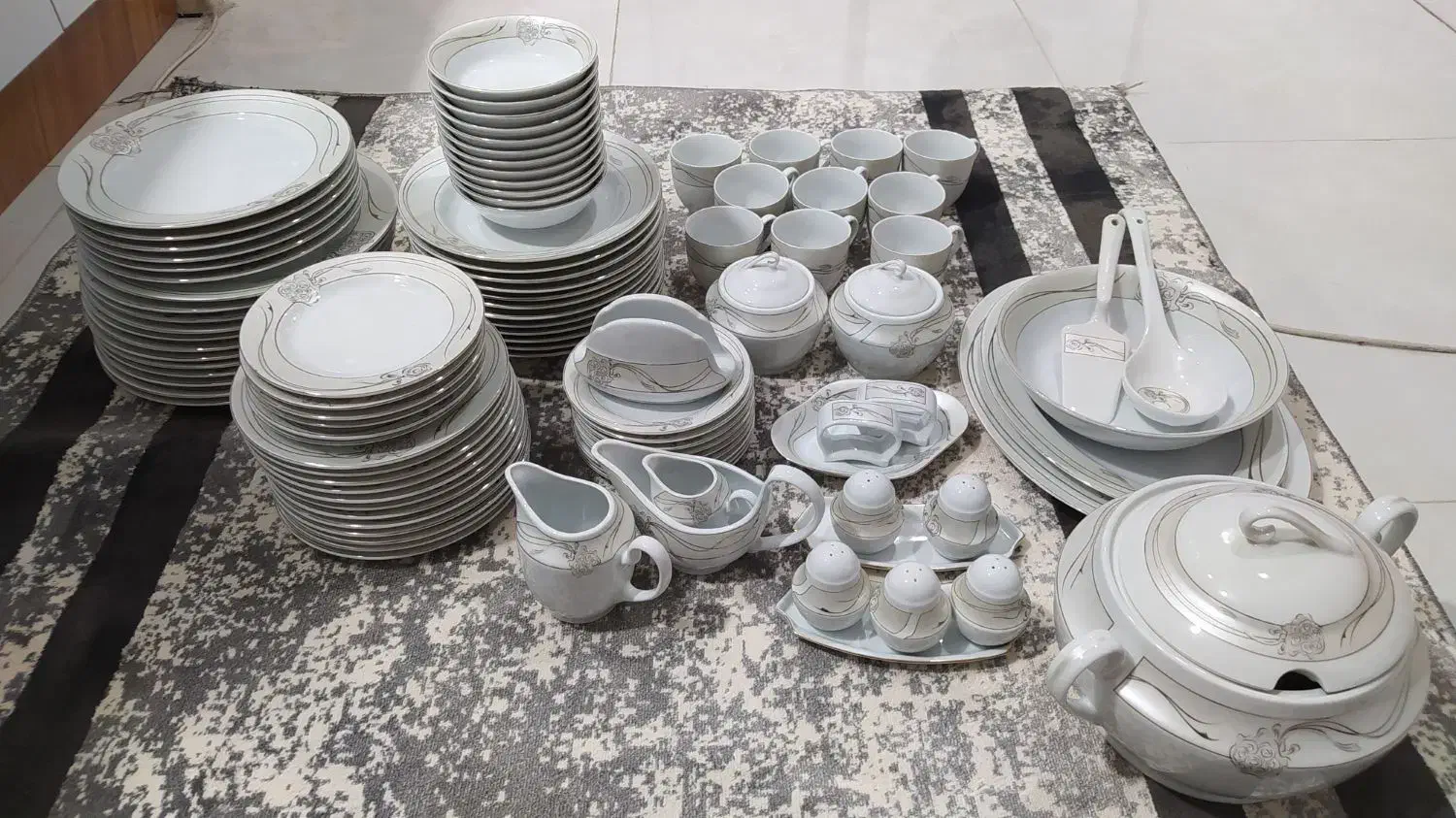 سرویس چینی ۱۸ نفره|ظروف سرو و پذیرایی|کهریزک, |دیوار