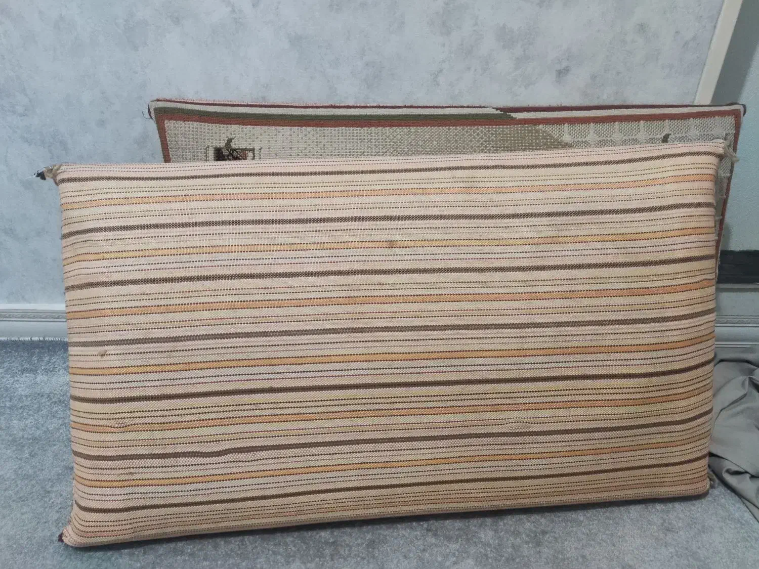 ساعت دیواری و پشتی در حد نو|پشتی|آبیک, |دیوار