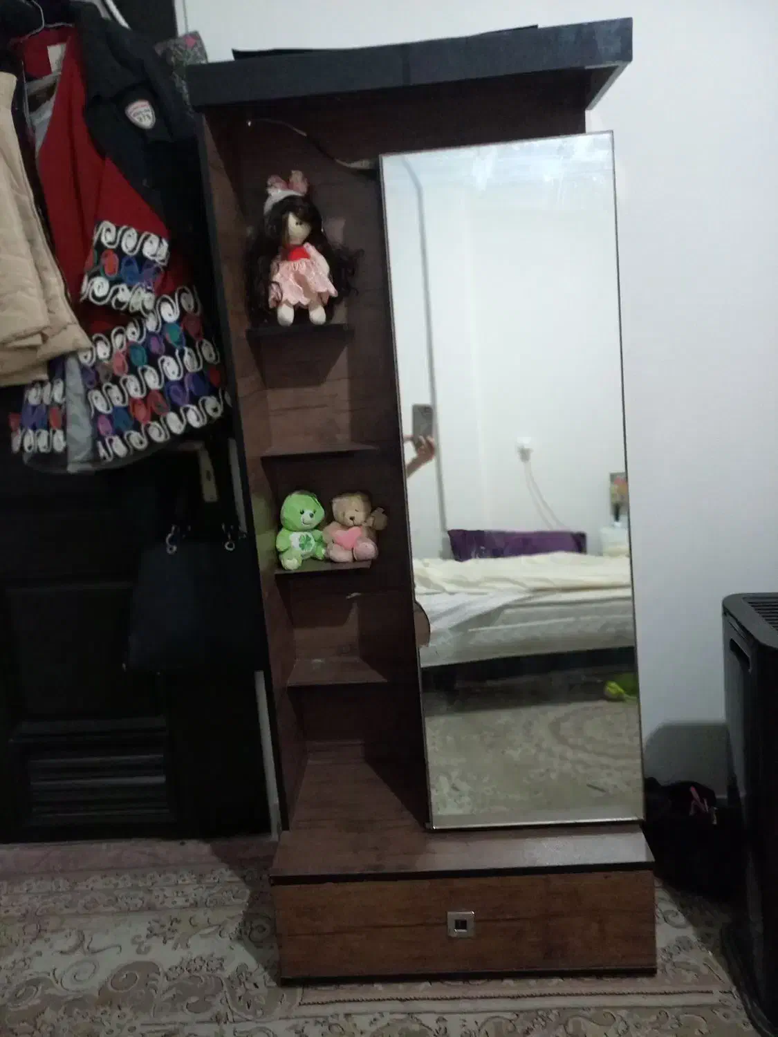 یک کمد کشو دار  رنگ قهوه ای  گردویی|جاکفشی، کمد، دراور|تهران, آبشار|دیوار