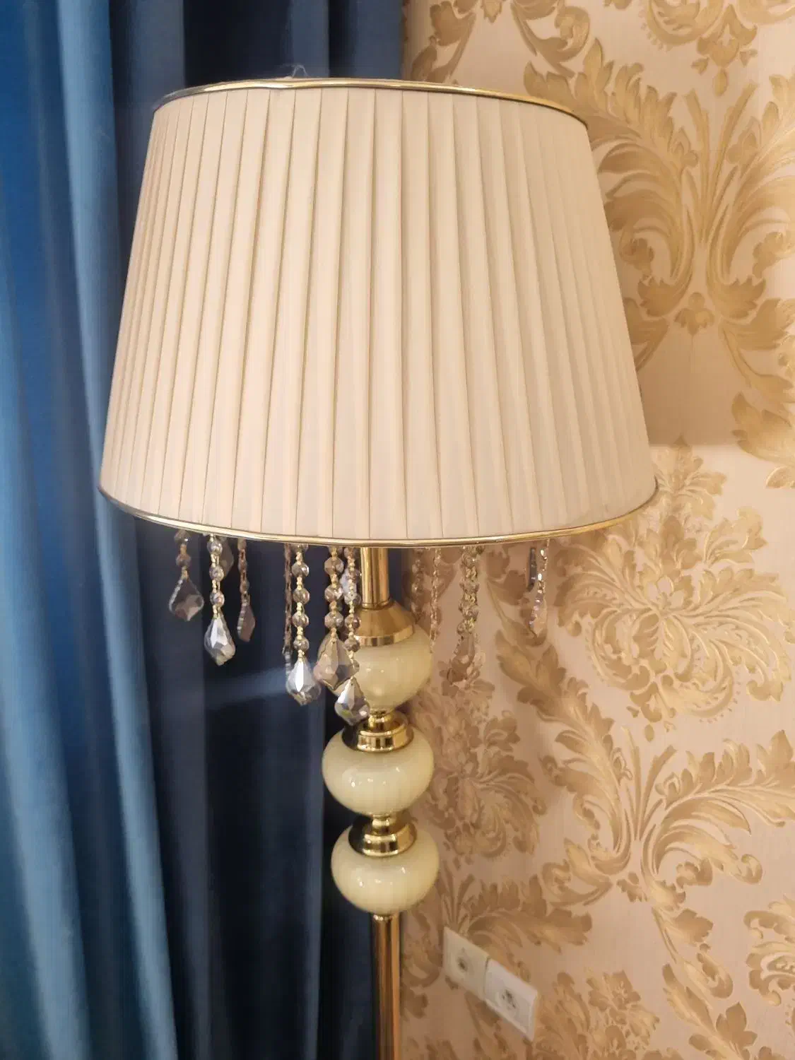 آباژرو ایستاده|چراغ خواب و آباژور|بروجرد, |دیوار