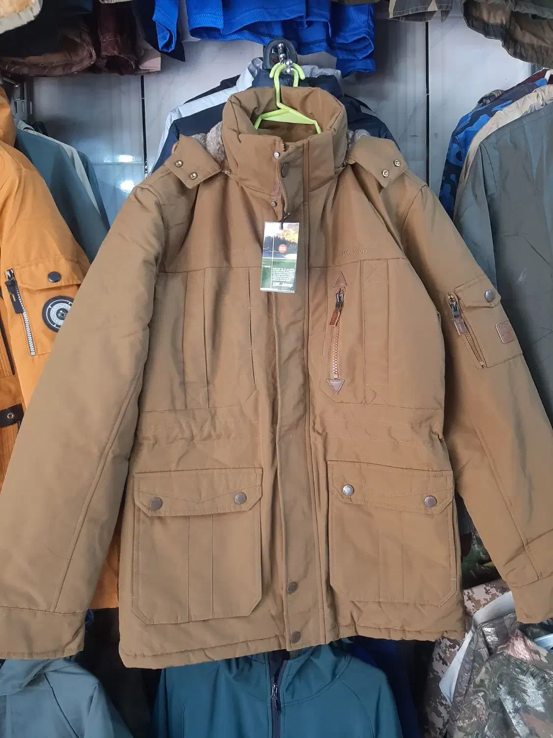 کاپشن جیپ داخل خز|لباس|سمیرم, |دیوار