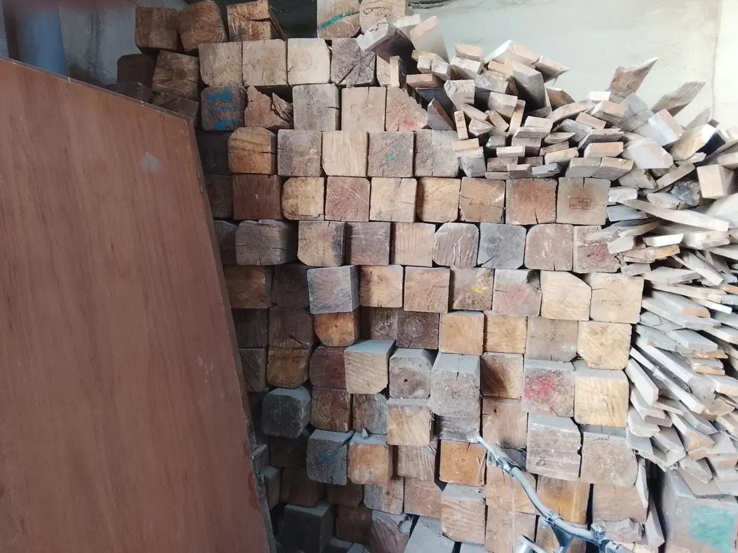 فروش انواع چوب روسی و کبوده و ساخت انواع درب چوبی|خدمات پیشه و مهارت|لردگان, |دیوار