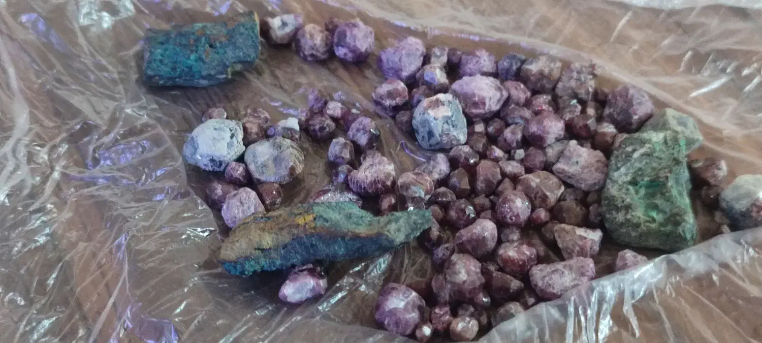 سنگ راف گارنت سبز و طبیعی|جواهرات|ایرانشهر, |دیوار