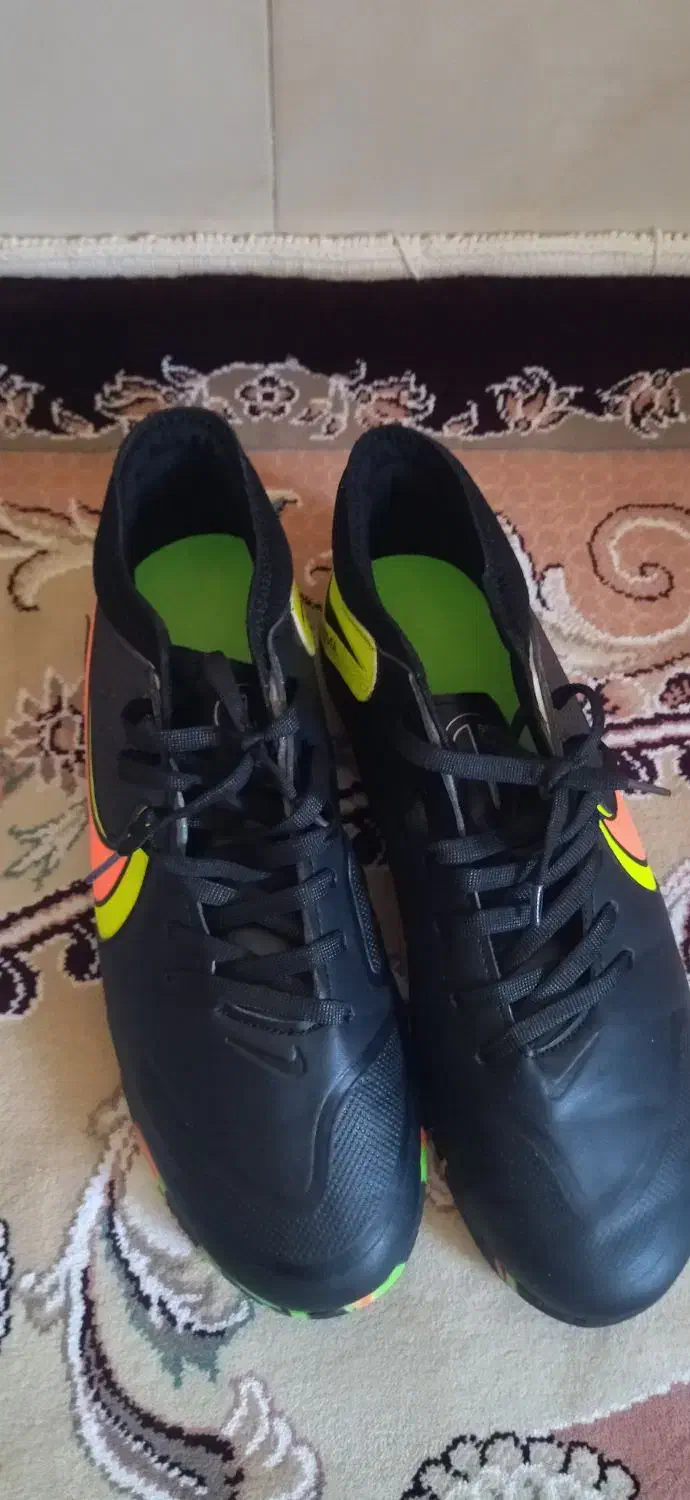 دو عدد کفش ورزشی برای فوتسال نو|کیف، کفش، کمربند|میانه, |دیوار