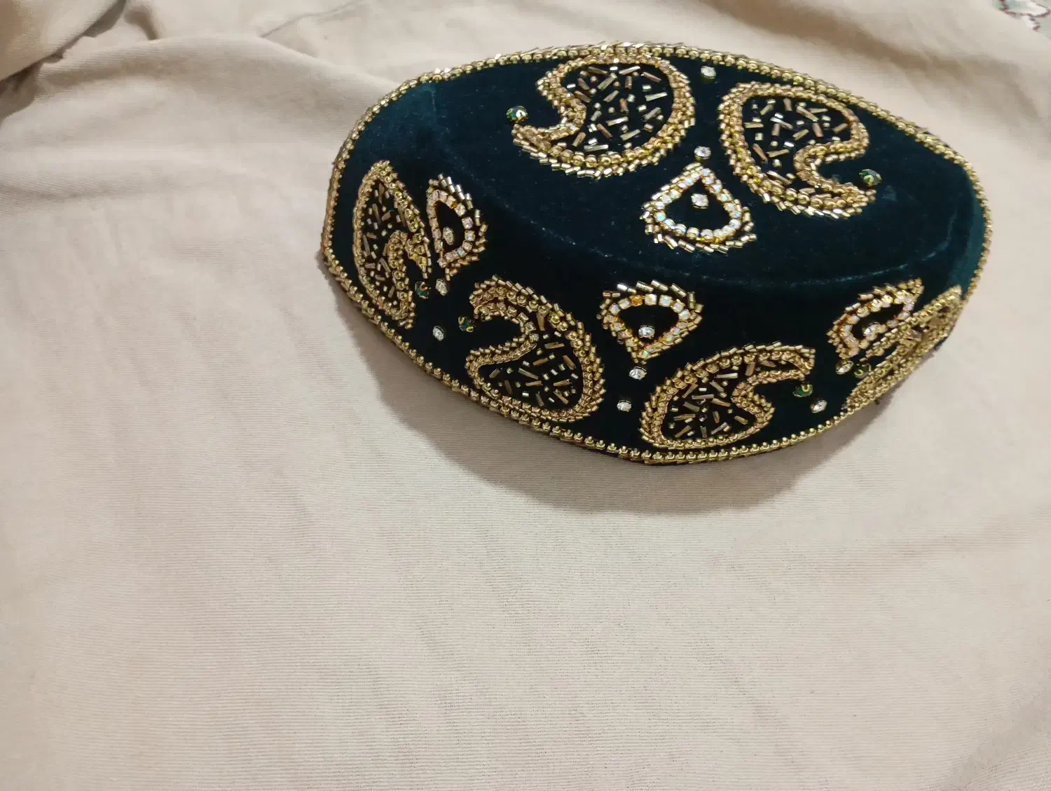 لچک کلاه|لباس|یاسوج, |دیوار