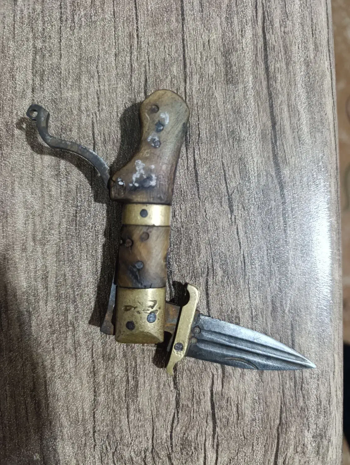 چاقو قدیمی|کلکسیون اشیاء عتیقه|پردیس, فاز ۳|دیوار