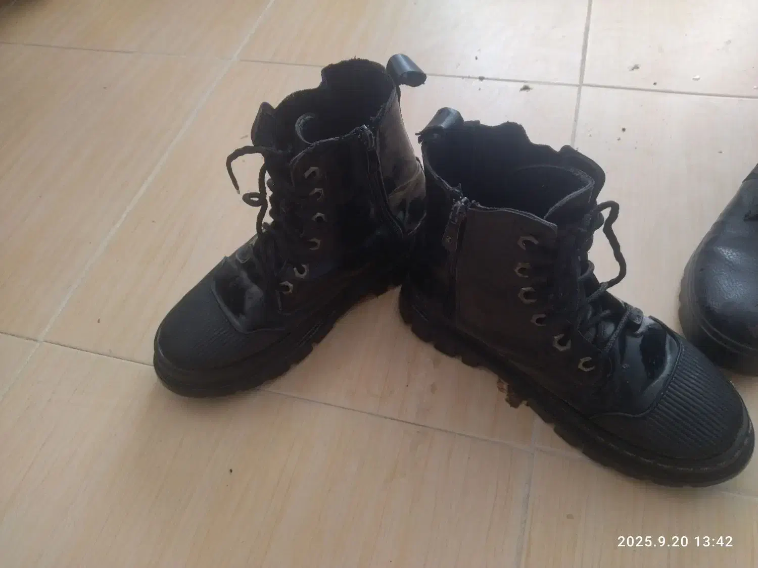 سه جفت نیم بوت یک جفت کتانی|کفش و لباس بچه|اسفراین, |دیوار