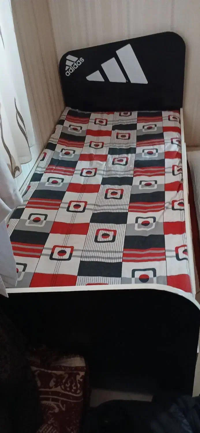 تخت یک نفره سالم وتمیز|تخت و سرویس خواب|گلپایگان, |دیوار