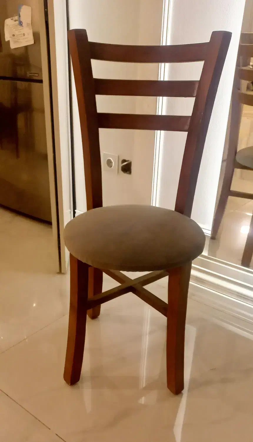 صندلی چوبی در حد نو|صندلی و نیمکت|کیش, |دیوار