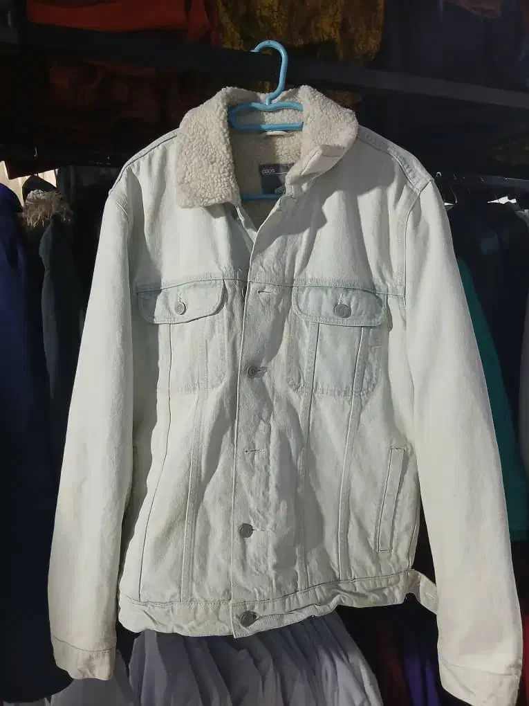 کت لی (جین)، استوک و تاناکورا|لباس|شیراز, جانبازان|دیوار