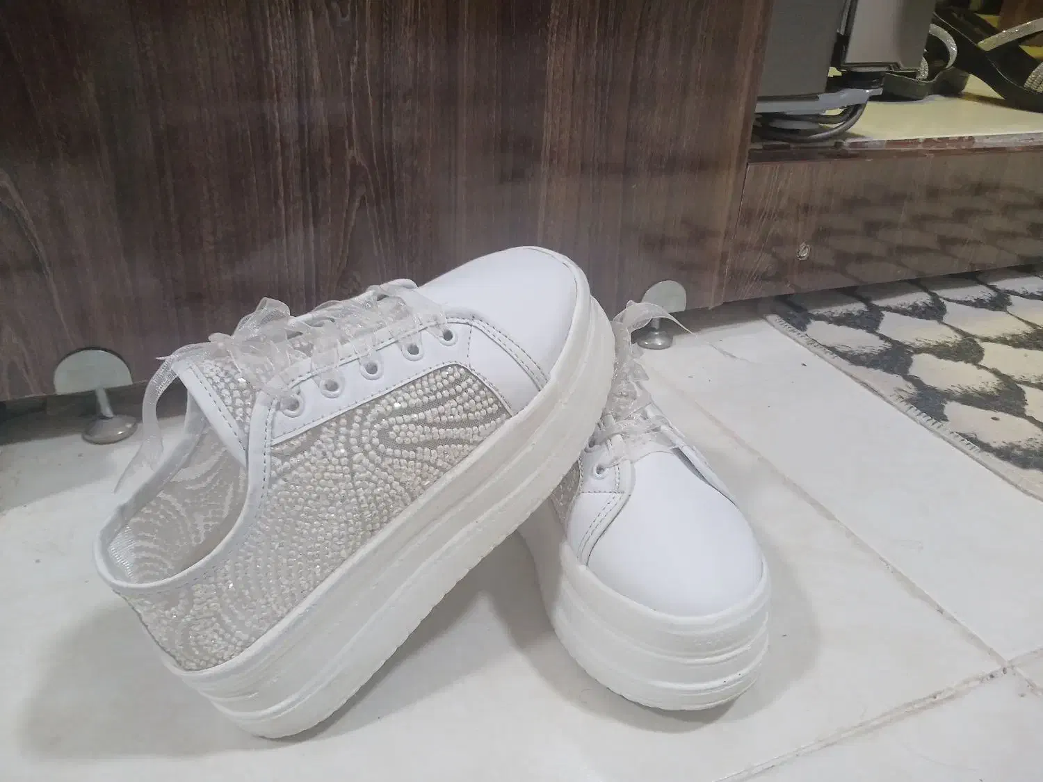 کفش|کیف، کفش، کمربند|قروه, |دیوار