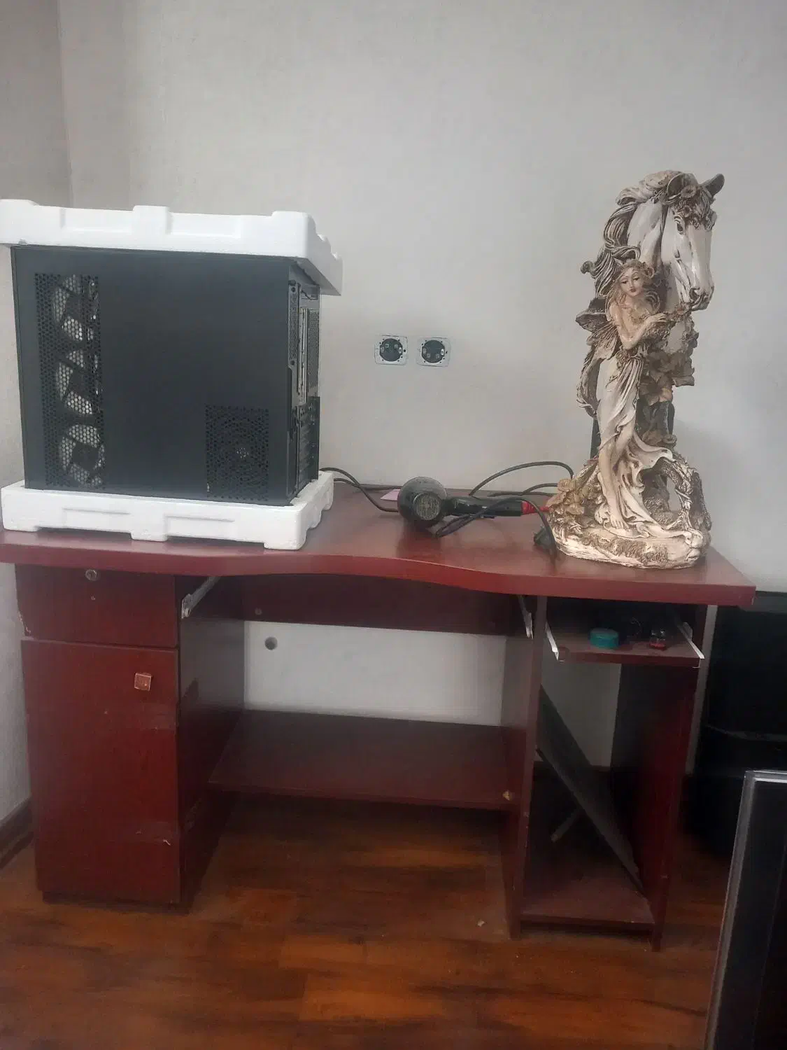 قفسه و میز تحریر و دو عدد دراور|مبلمان خانگی و میز عسلی|شبستر, |دیوار