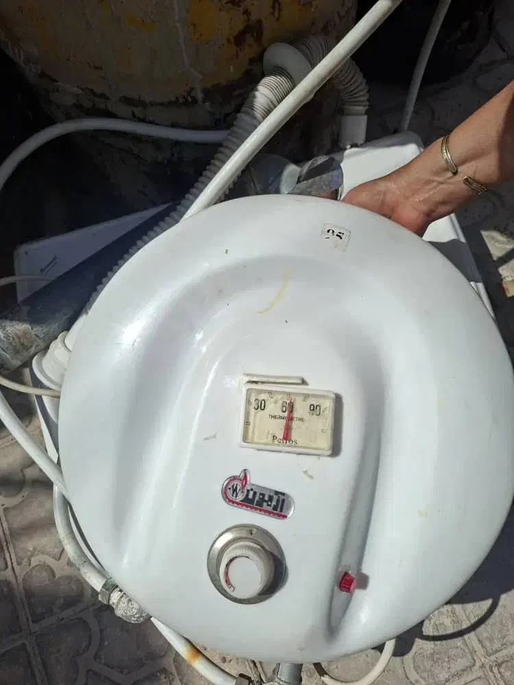 آبگرمکن ، کمد ، صندلی اصلاح ، میز ، سرشور|آرایشگاه و سالن‌های زیبایی|شیراز, دشت چنار|دیوار