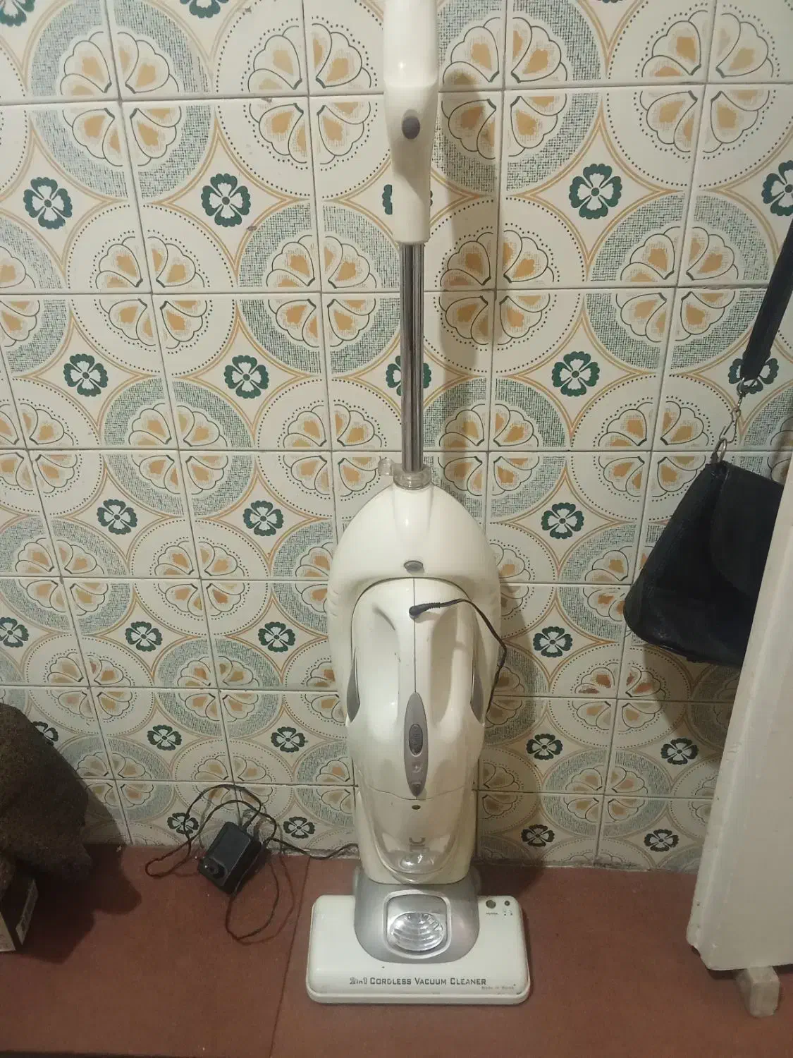 یک عدد جارو شارژی دسته دار کارکرده|جاروبرقی، جارو شارژی، بخارشو|تهران, شهرک ولیعصر شمالی|دیوار