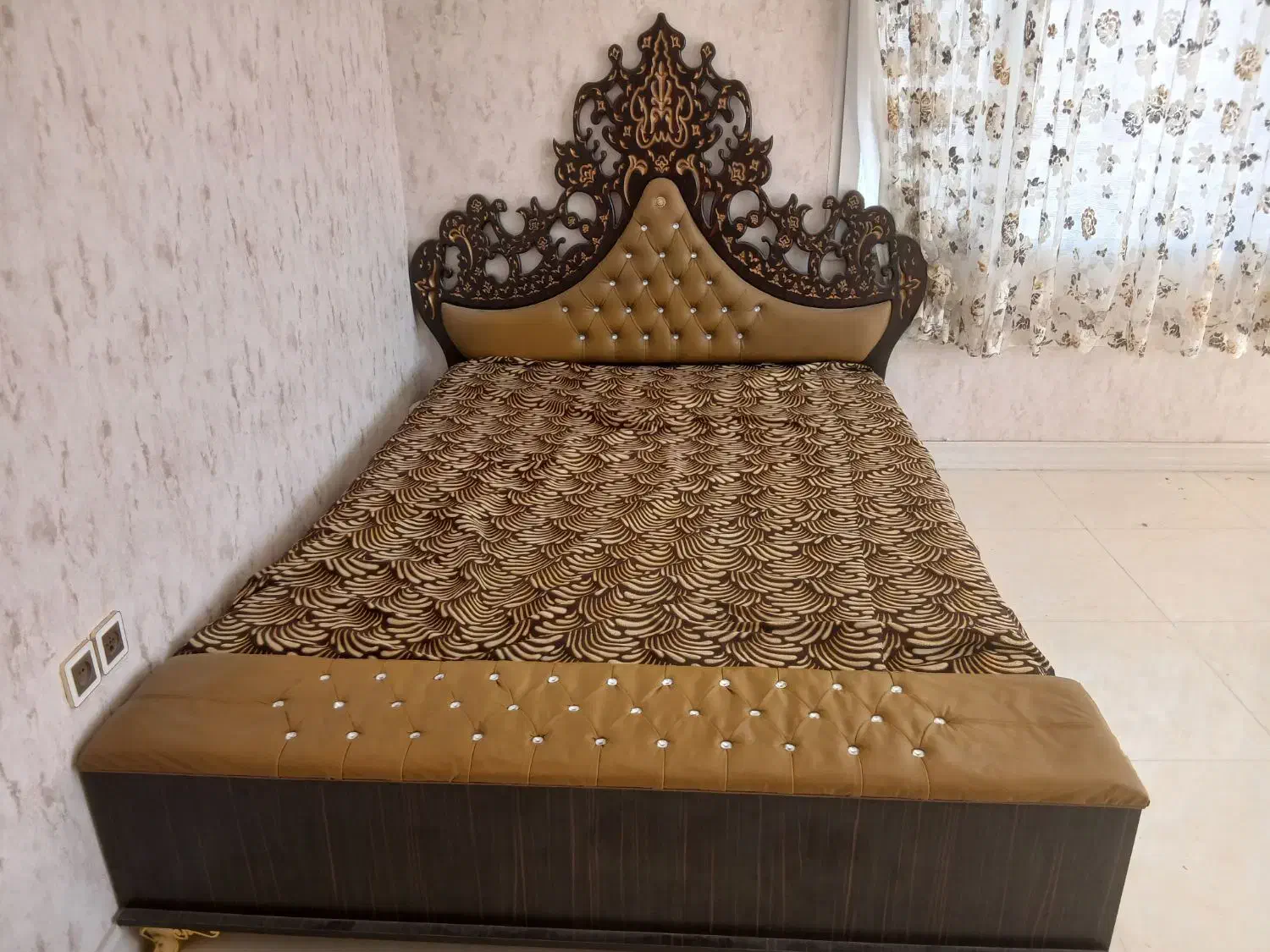 فروش تخت دو نفره با تشک رویال تمیز و در حد نو|تخت و سرویس خواب|هرسین, |دیوار