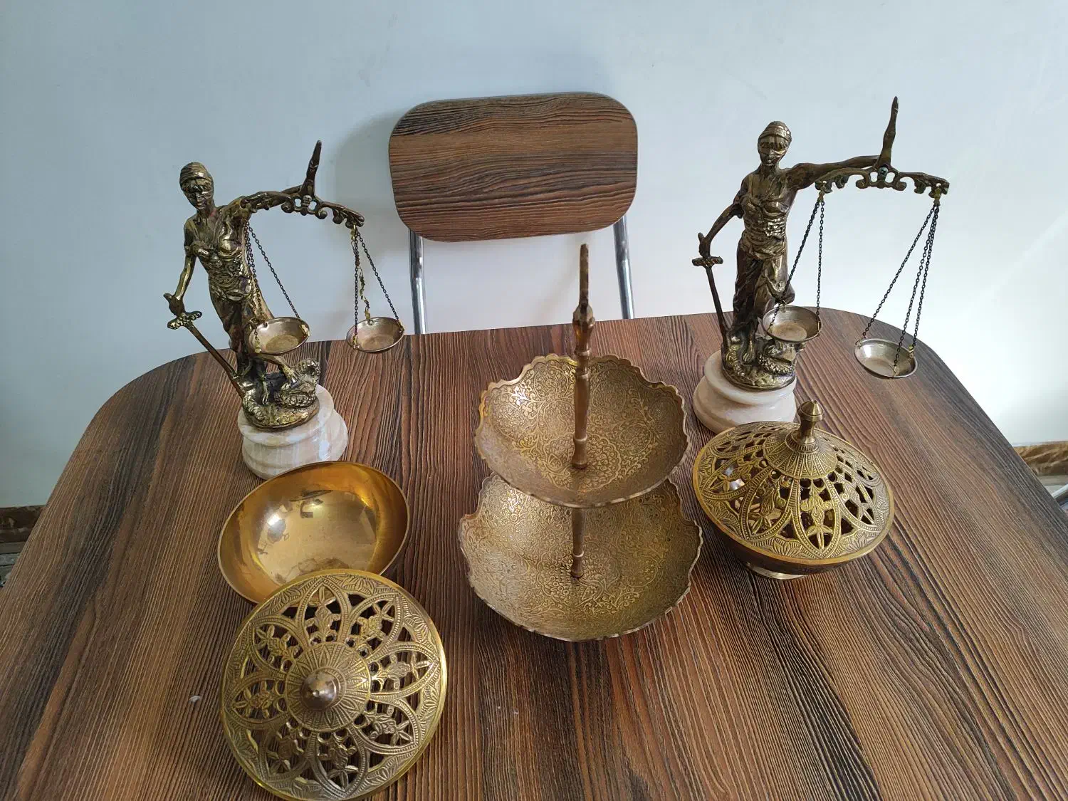 مجسمه برنج فرشته عدالت و شکلات خوری|مجسمه، تندیس، ماکت|اصفهان, فجر|دیوار