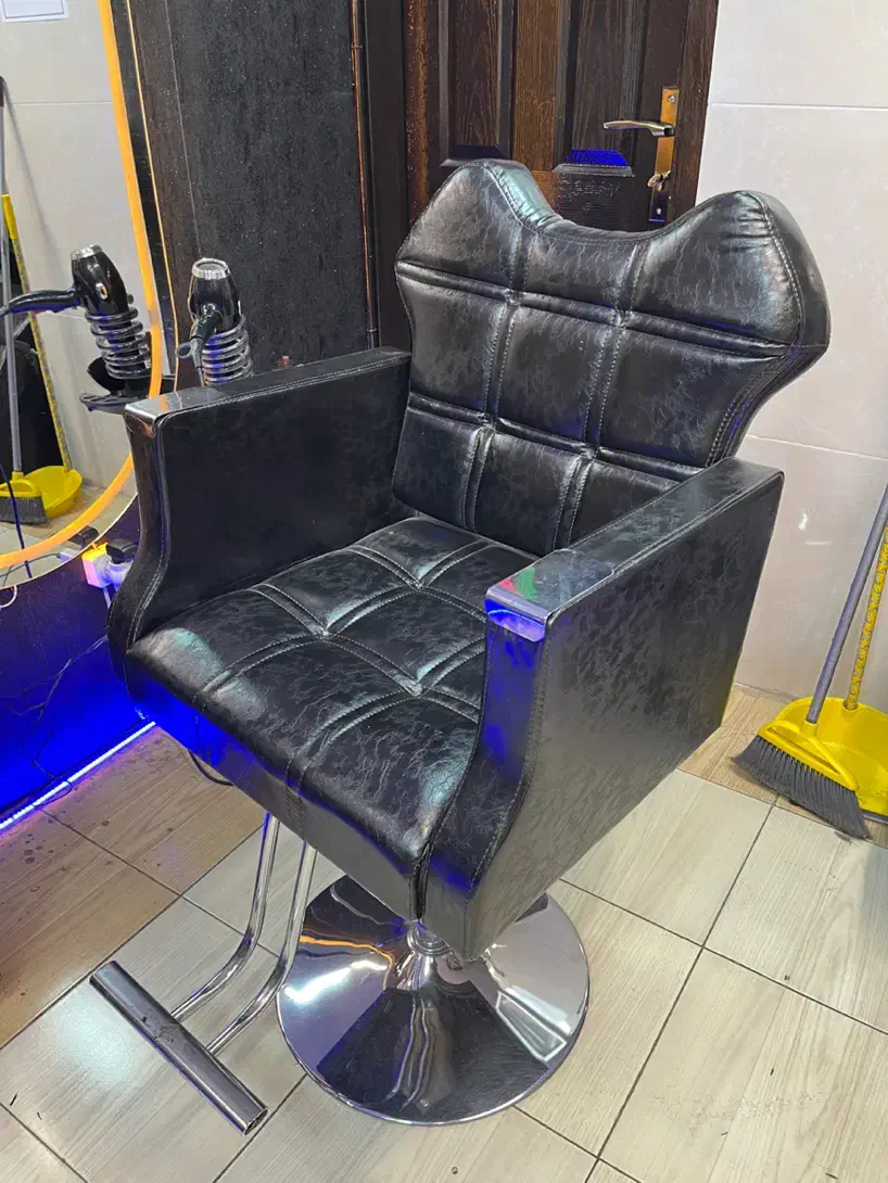 دو عدد صندلی اصلاح در حد نو|آرایشگاه و سالنهای زیبایی|پردیس, فاز ۱|دیوار