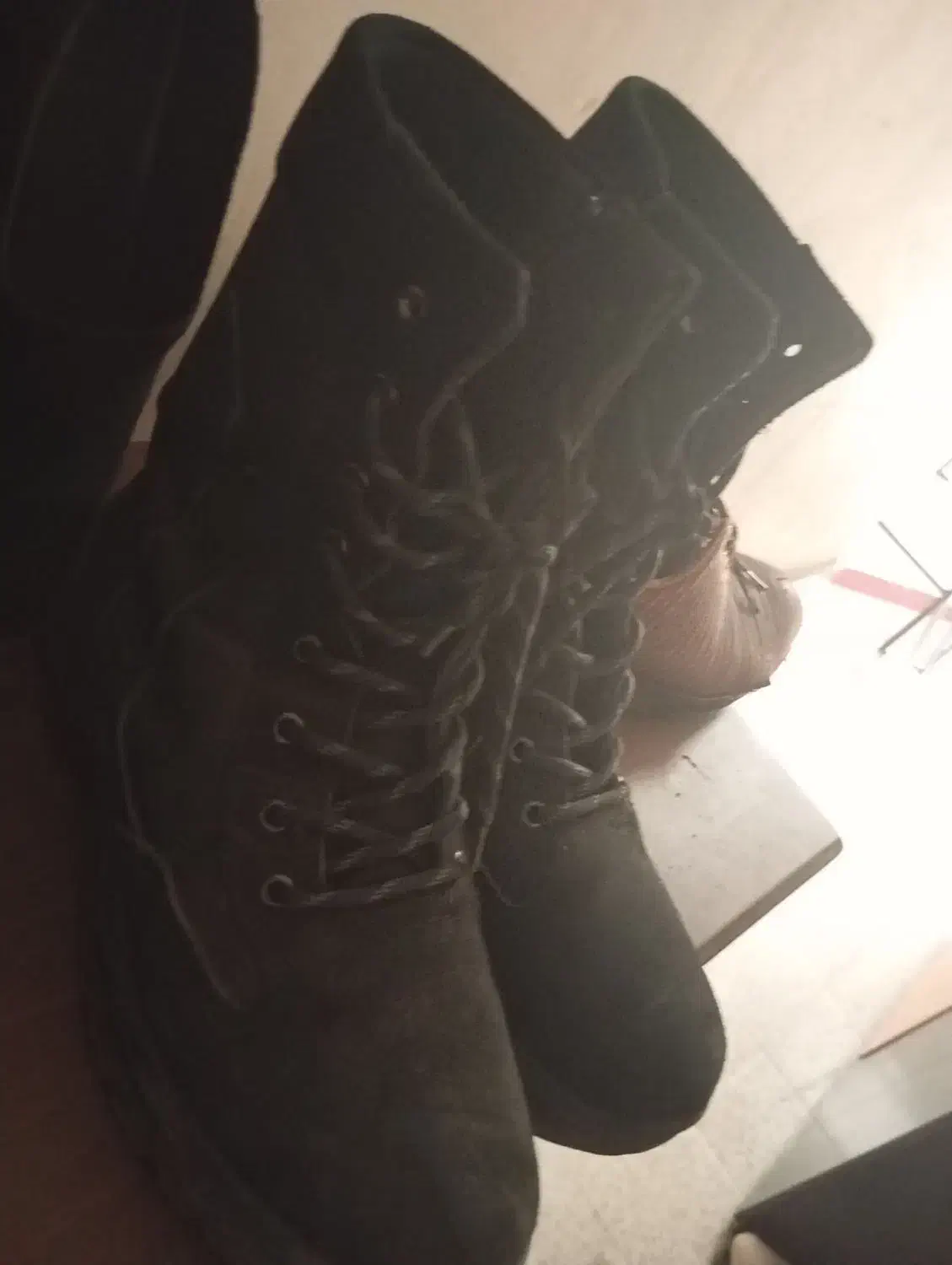 پوتین|کیف، کفش، کمربند|رشت, باهنر|دیوار