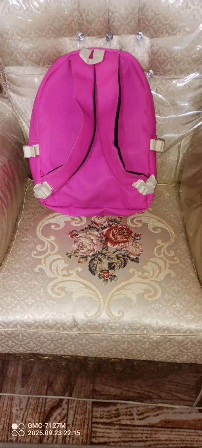 کیف مدرسه دخترانه|کیف، کفش، کمربند|رباط‌کریم, کیکاور|دیوار