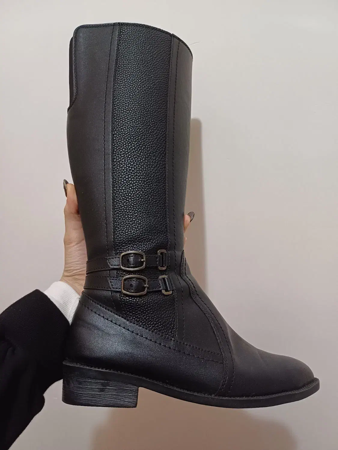 بوت بلند|کیف، کفش، کمربند|دره شهر, |دیوار