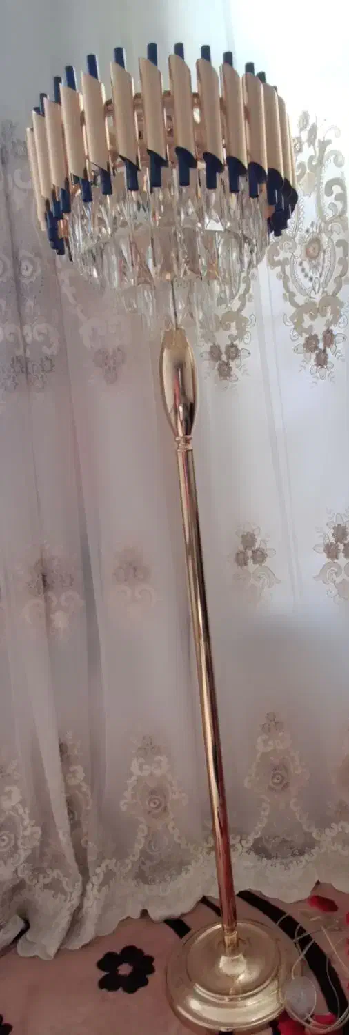 آباژور ایستاده کنار سالنی|چراغ خواب و آباژور|اردبیل, |دیوار