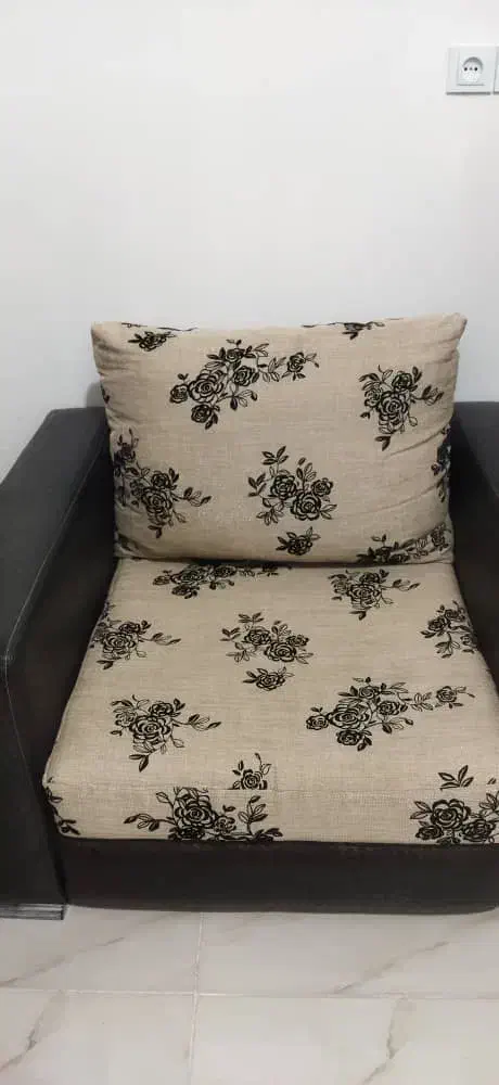 فروش مبل چرمی سالم و قابل استفاده ۷ نفره|مبلمان خانگی و میز عسلی|چابهار, |دیوار