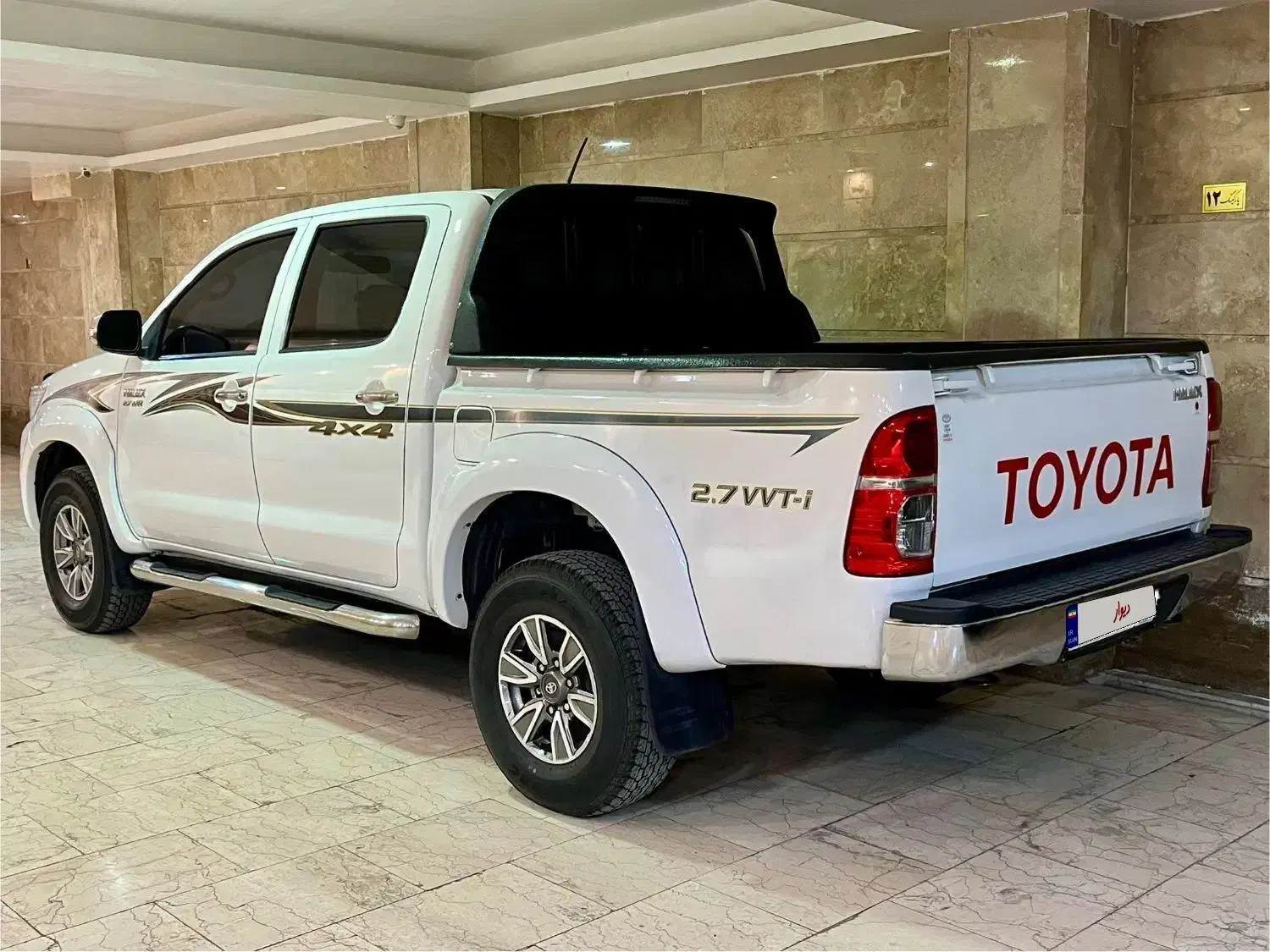 تویوتا هایلوکس ۲۰۱۵ دنده ای|خودرو سواری و وانت|آمل, |دیوار