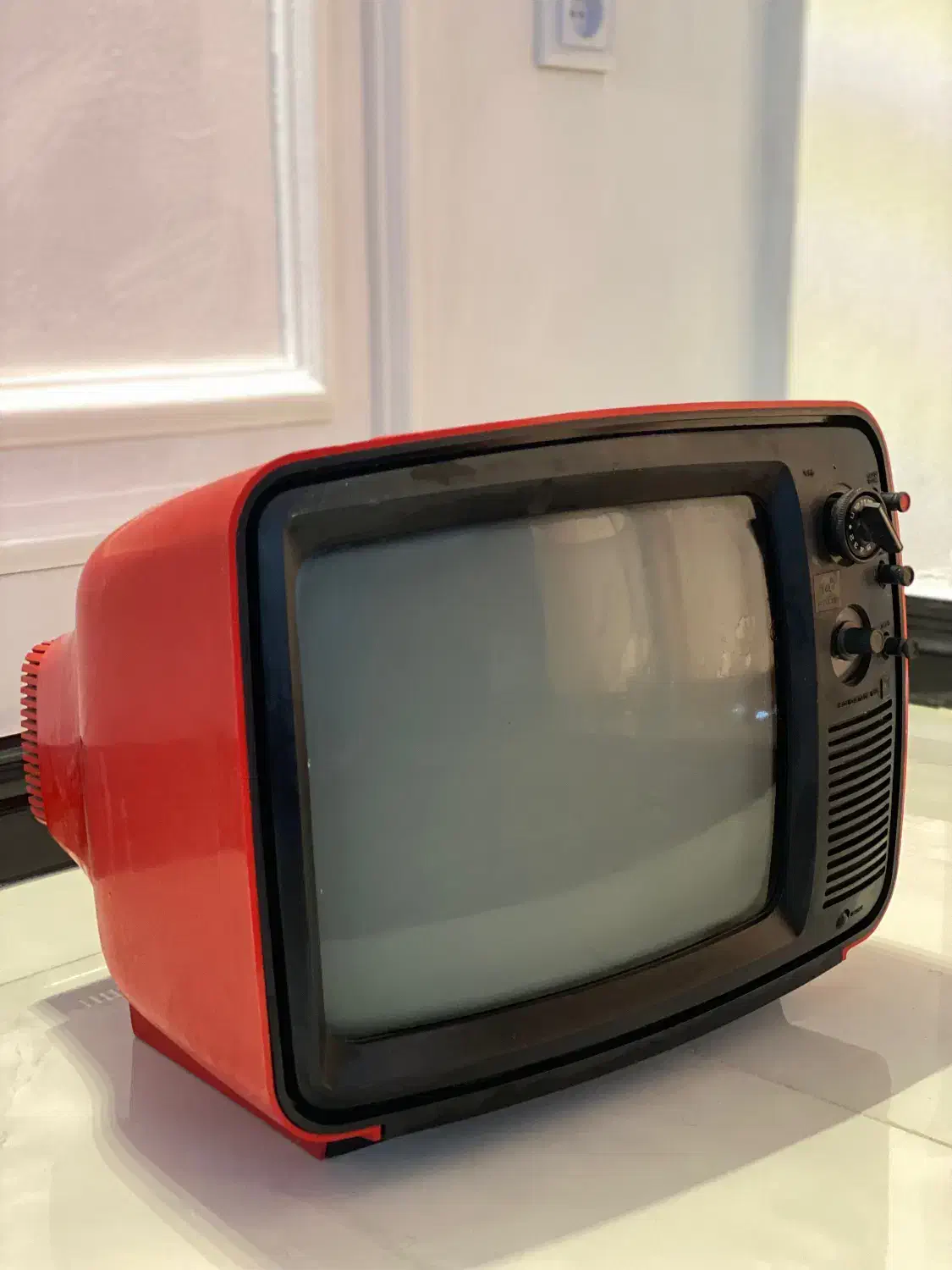 تلویزیون نوستالژی سیاه سفید قدیمی قرمز اکبند نایاب|تلویزیون و پروژکتور|چالوس, |دیوار