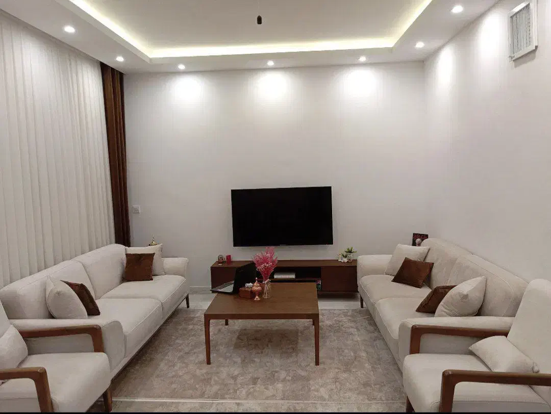 میزغذاخوری ۶نفره و یک تخته فرش ۶متری ۱۲۰۰شانه|میز و صندلی غذاخوری|ابهر, |دیوار