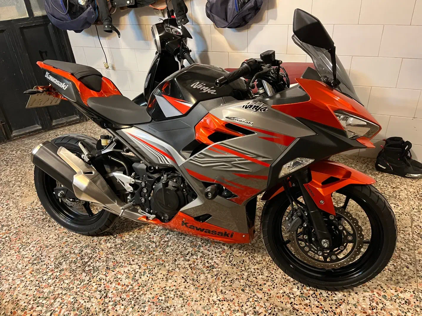 کاوازاکی نینجا|موتورسیکلت|شیراز, قدوسی غربی|دیوار