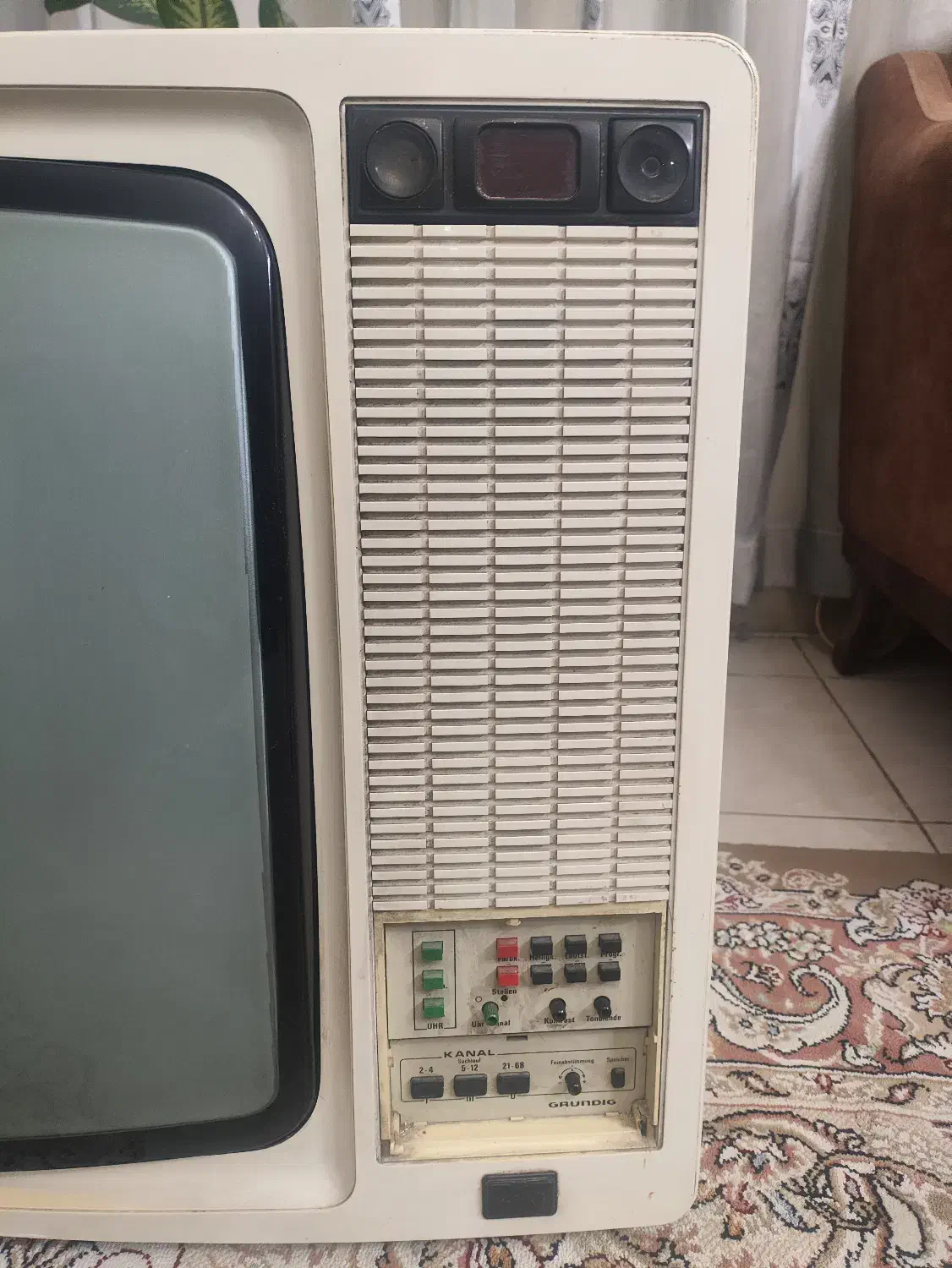 تلویزیون  آلمانی اصل|تلویزیون و پروژکتور|رودهن, |دیوار