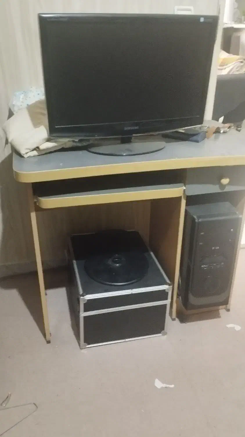 میز کامپیوتر و یک جفت کمد لباس و فرش 6متری|میز تحریر و کامپیوتر|فردیس, شهرک شهید حسینی|دیوار