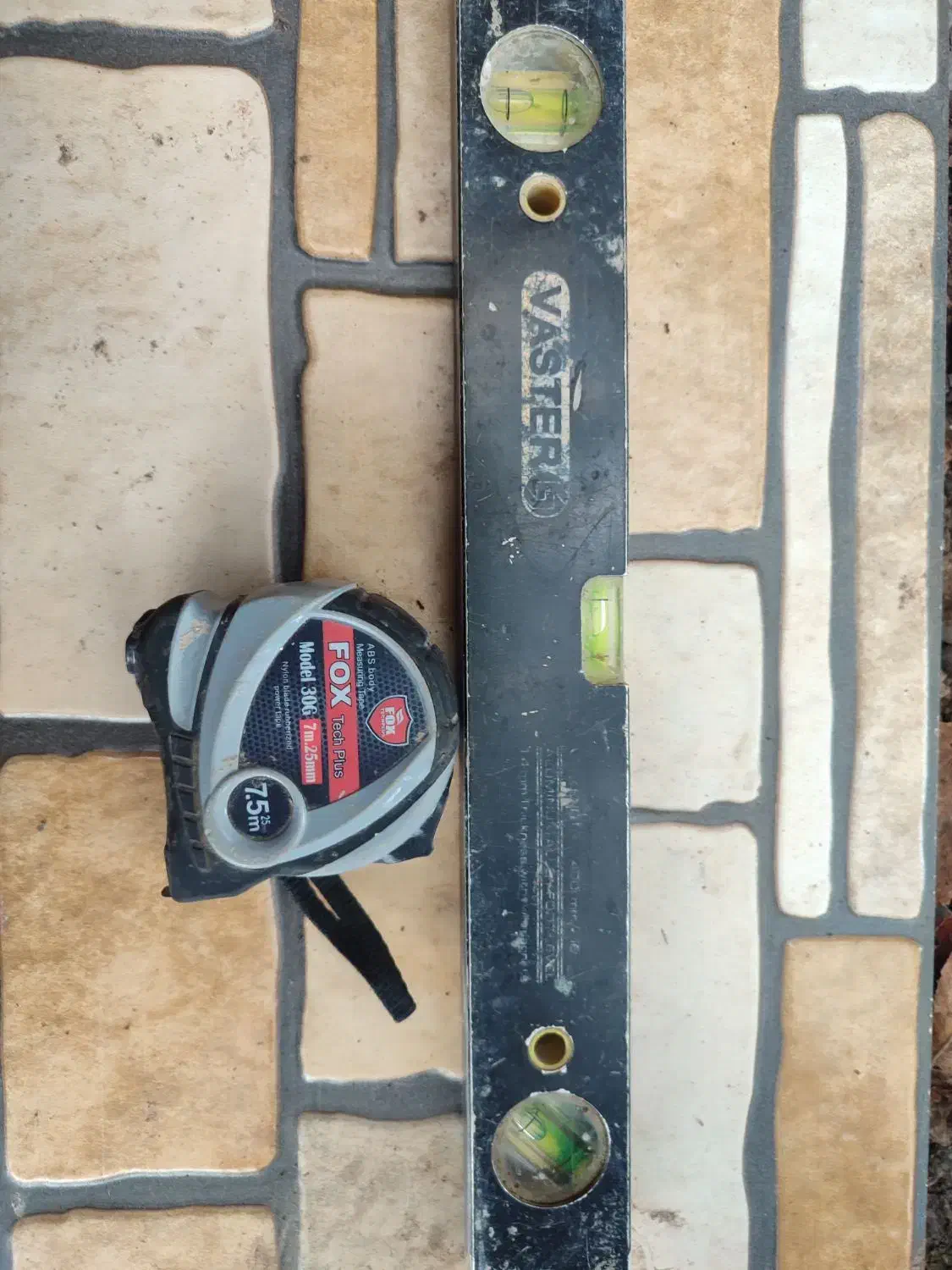 یک عدد متر ۷ و نیم و آب تراز به دلیل تغییر شغل|ابزارآلات|سنگر, |دیوار