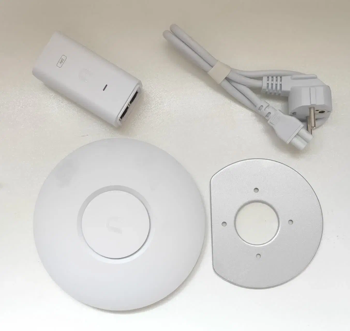 اکسس پوینت unifi UAP AC Lite|مودم و تجهیزات شبکه|تهران, مجیدآباد|دیوار