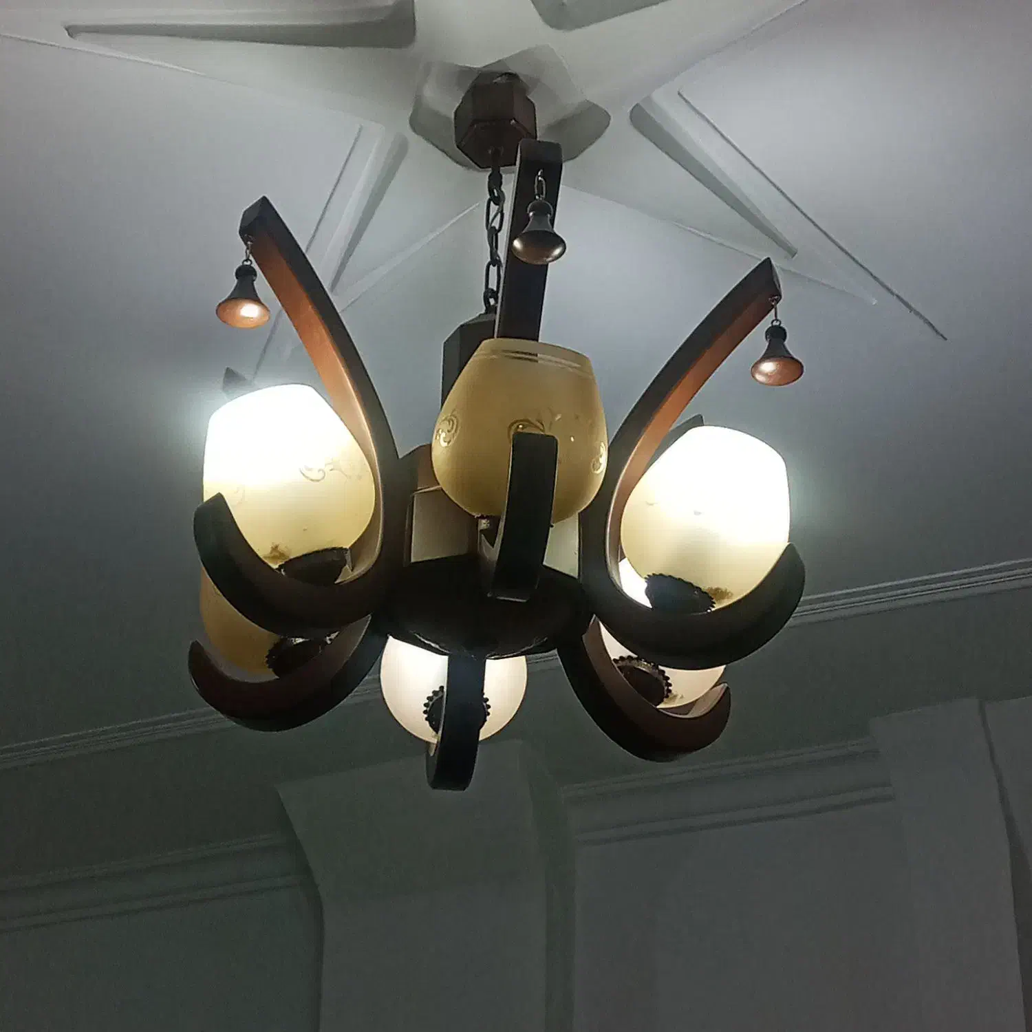 یک عدد لوستر بزرگ ۶ شاخه چوبی|لوستر و چراغ آویز|همدان, |دیوار