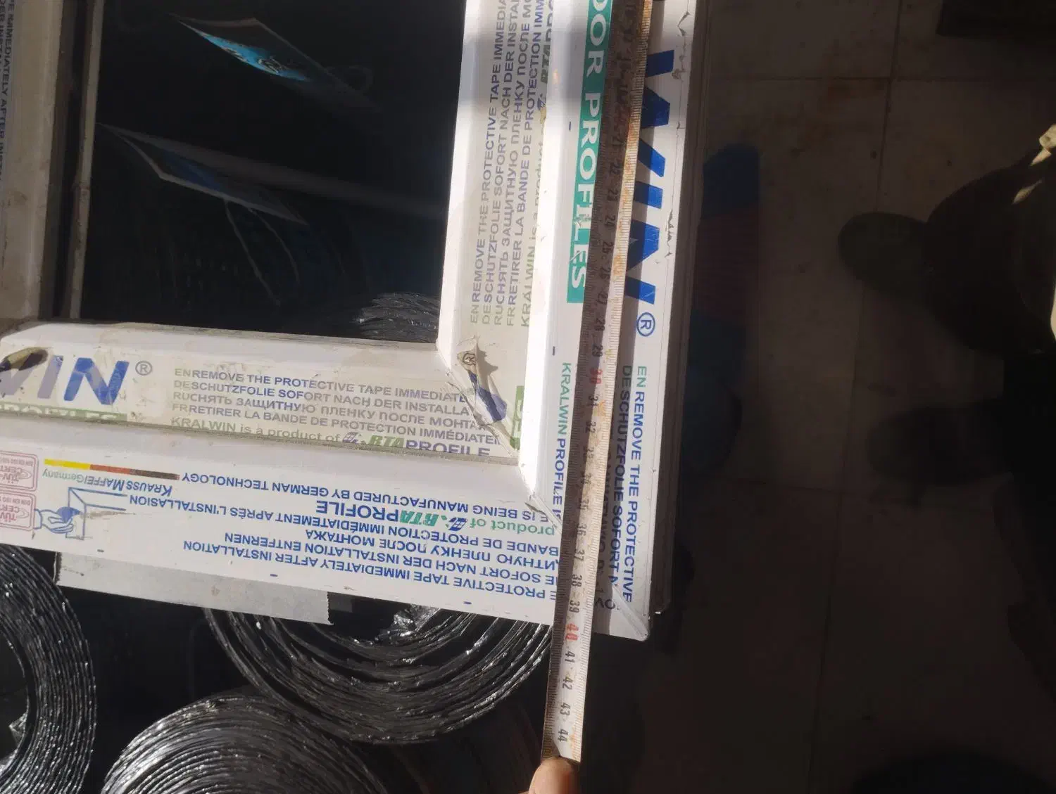 پنجره حمام با مخزن آب|مصالح و تجهیزات ساختمان|ویلکیج, |دیوار