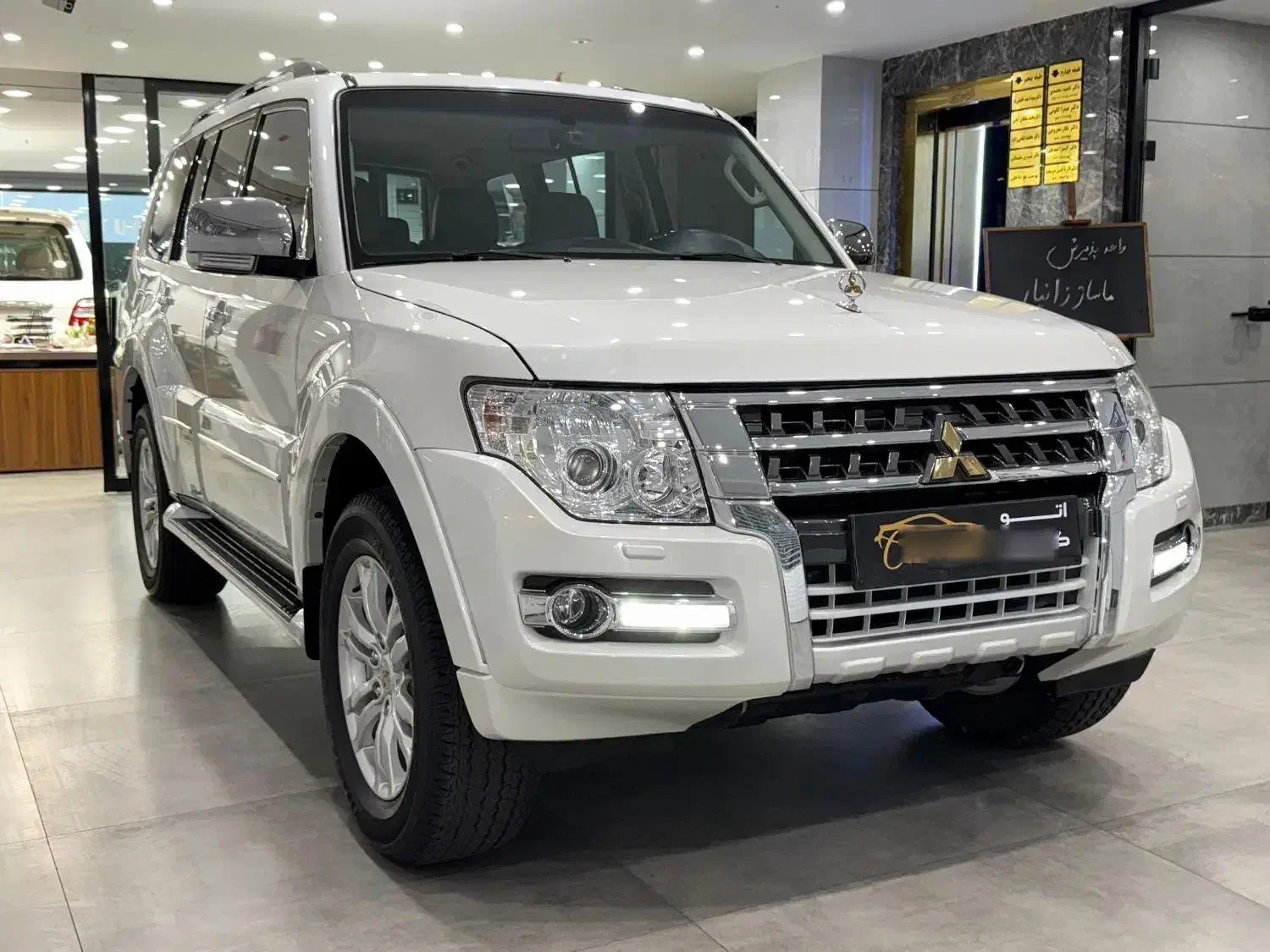 پاجرو مشابه صفر|خودرو سواری و وانت|تهران, درختی|دیوار