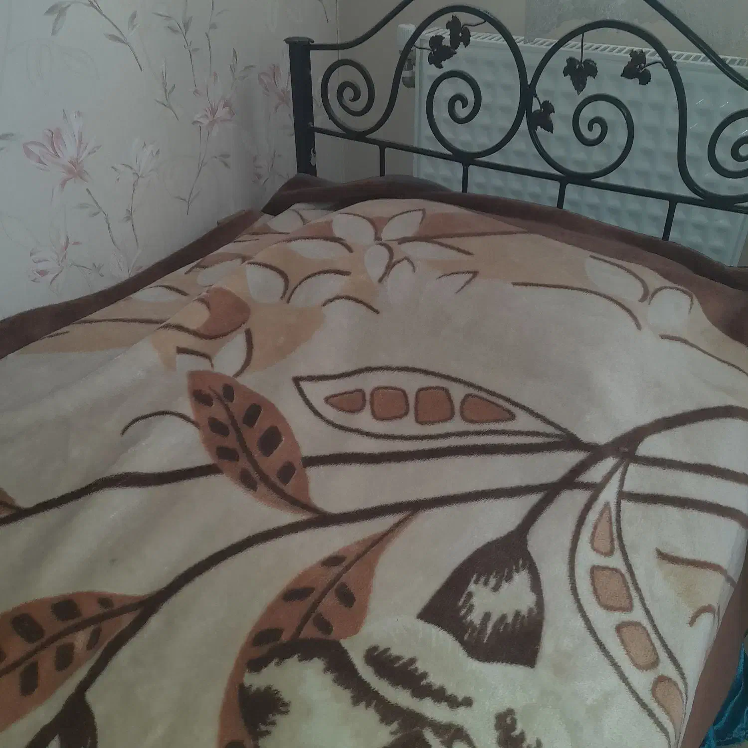 تخت دونفره فرفوژه میزناهار خوری|تخت و سرویس خواب|شیراز, فرهنگ شهر|دیوار