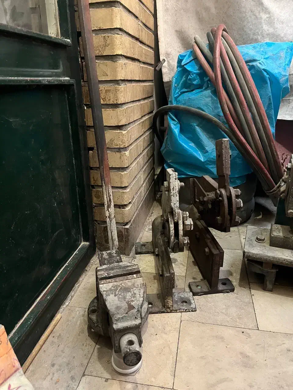 ابزار کابینت .پرس دستی .قیچی آهنبر.شیلنگ هواگاز|ابزارآلات|اندیشه, اندیشه فاز ۱|دیوار