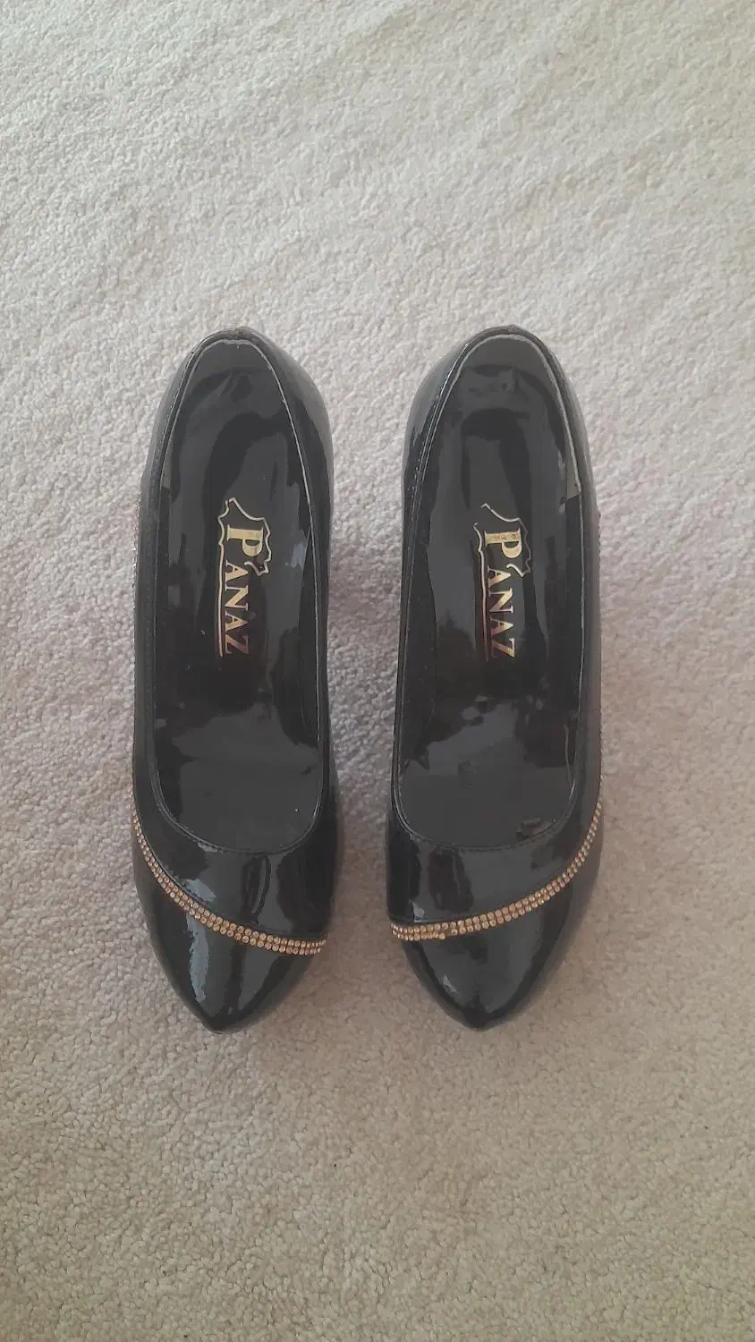 کفش مجلسی|کیف، کفش، کمربند|صحنه, |دیوار