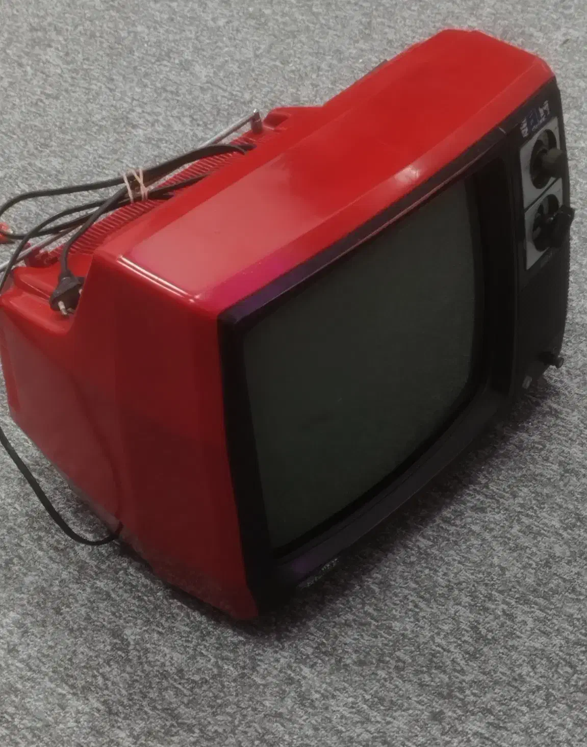 تلوزیون عتیقه|کلکسیون اشیاء عتیقه|میبد, |دیوار