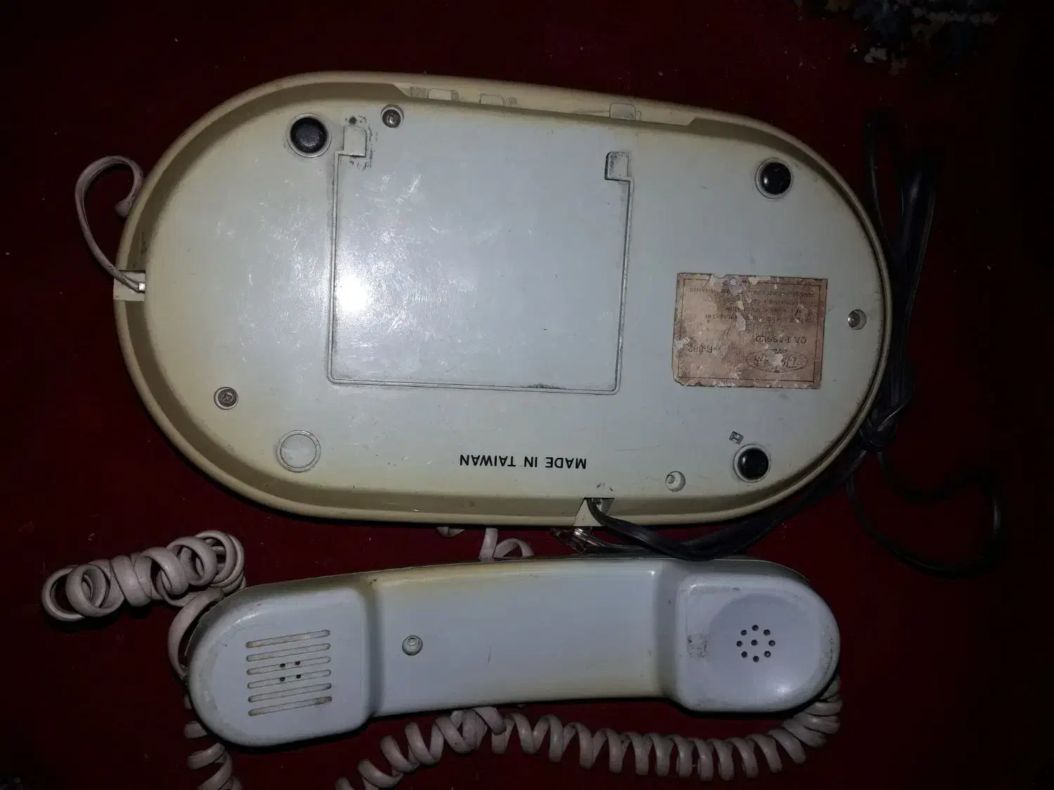 تلفن قدیمی عتیقه سالم|تلفن رومیزی|قم, تکیه آقا سید حسنی|دیوار