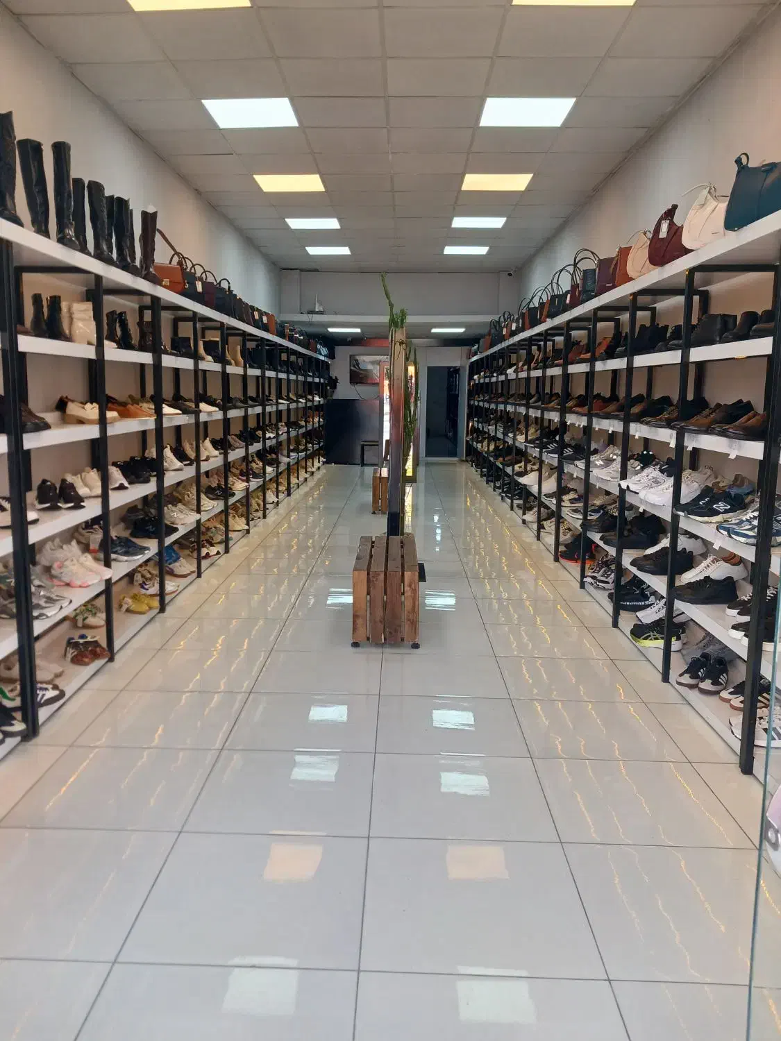 واگذاری  یک باب مغازه کفش فروشی با دکوراسیون|اجارهٔ مغازه و غرفه|یاسوج, |دیوار