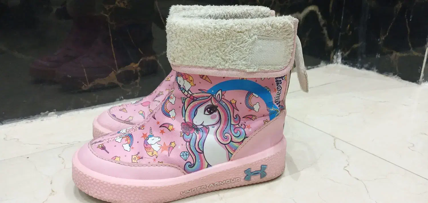 پوتین|کفش و لباس بچه|میانه, |دیوار